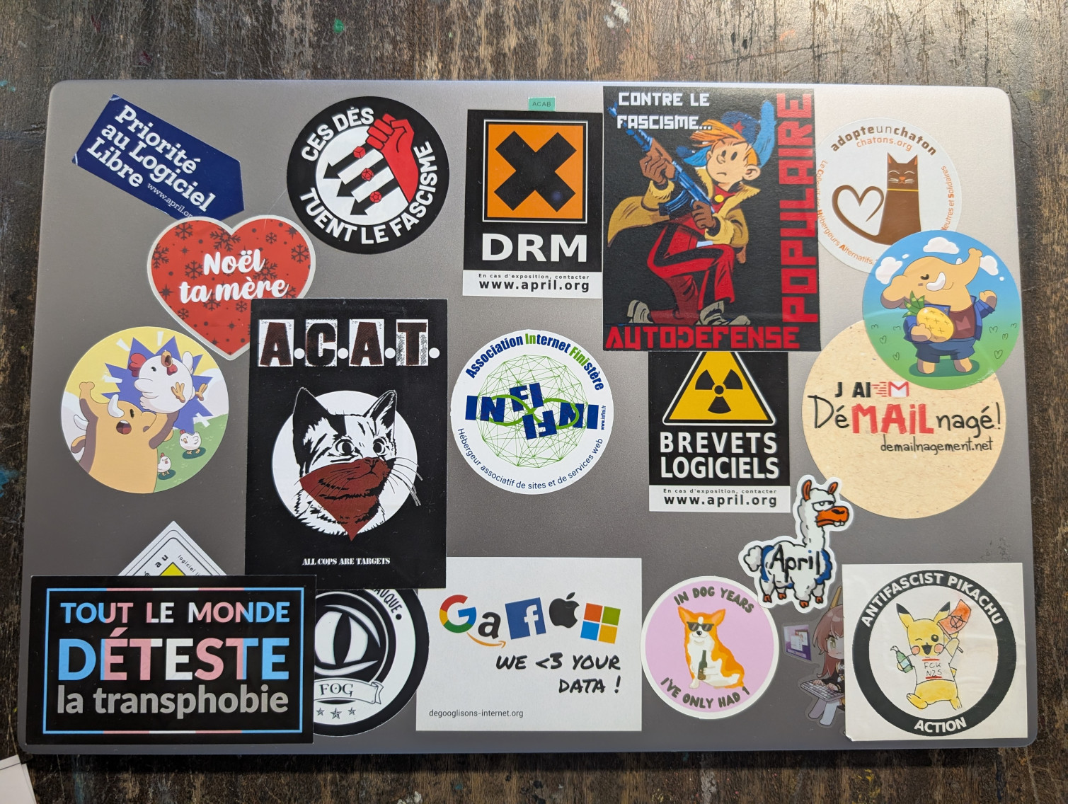 photo d'un pc avec plein d'autocollants